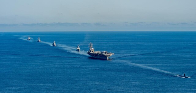 30일 오전 동해 공해상에서 한-미-일 대잠전 훈련 참가 군함들이 기동훈련을 하고 있다. 오른쪽 앞부터 미 원자력추진 잠수함 아나폴리스함(SSN), 미 원자력추진 항공모함 로널드 레이건함(CVN), 한국 구축함 문무대왕함(DDH-II), 일본 구축함 아사히함(DD), 미 이지스구축함 벤폴드함(DDG), 미 순양함 첸슬러스빌함(CG). 해군 제공