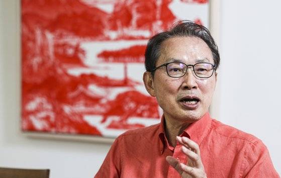 변양균 전 청와대 정책실장(윤석열 대통령 경제고문)이 경기도 과천 자택에서 중앙일보와 인터뷰하고 있다. 변 고문은 다음 달 6일부터 '남기고 싶은 이야기'를 연재한다. 김경록 기자