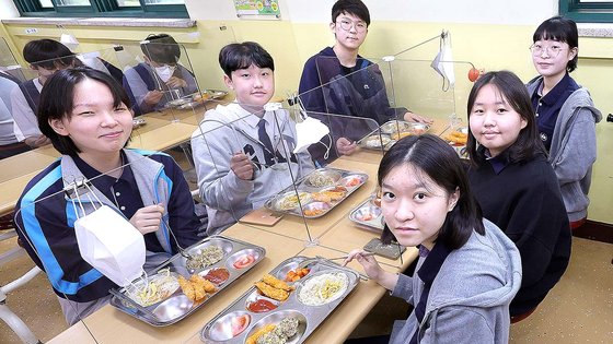 9월 23일 '기후급식'을 먹는 국사봉중학교 학생들. 강정현 기자