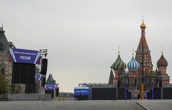 29일(현지시간) 러시아 수도 모스코바 붉은광장에 설치된 합병 축하식을 위한 콘서트장의 모습. '도네츠크·루한스크·자포리자·헤르손, 러시아!', '함께, 영원히'라고 적힌 플래카드들이 붙어있다. 로이터=연합뉴스