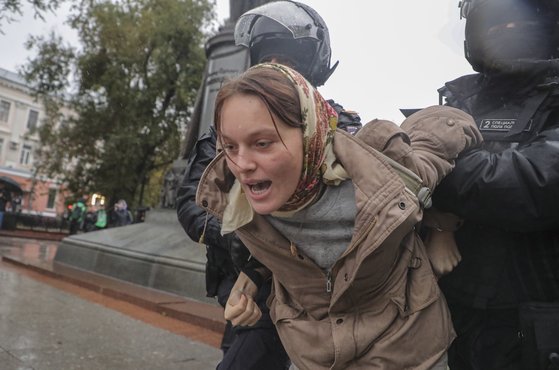 24일(현지시간) 러시아 모스크바 시내에서 정부의 예비군 부분 동원령에 반대하는 시위에 참가했다 경찰에 체포된 여성. EPA=연합뉴스