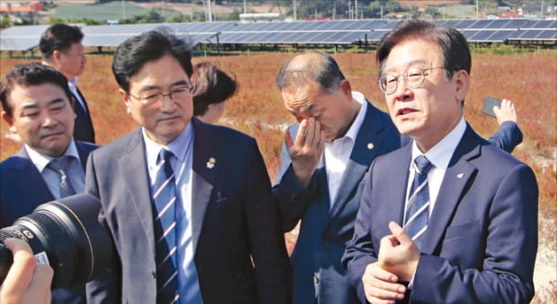 이재명 더불어민주당 대표(맨 오른쪽)가 30일 전남 신안군 태양광발전소를 찾아 시설을 살펴보고 있다.  /연합뉴스