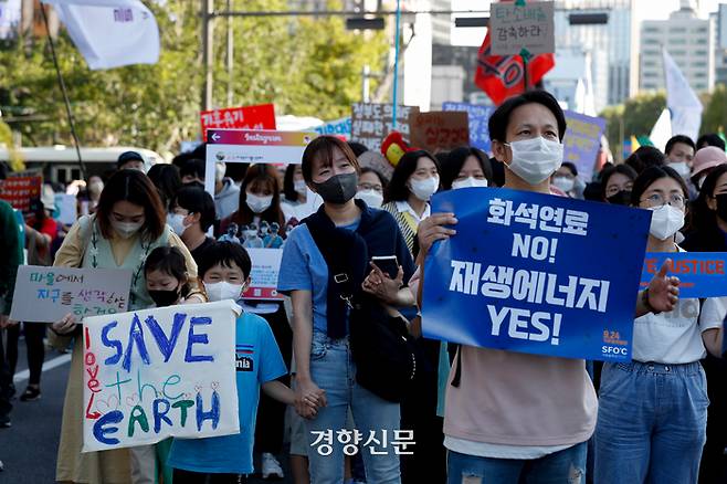기후정의행동 관계자들과 시민들이 지난 24일 서울시청 일대에서 “기후재난, 이대로 살 수 없다”를 외치며 행진하고 있다.문재원 기자