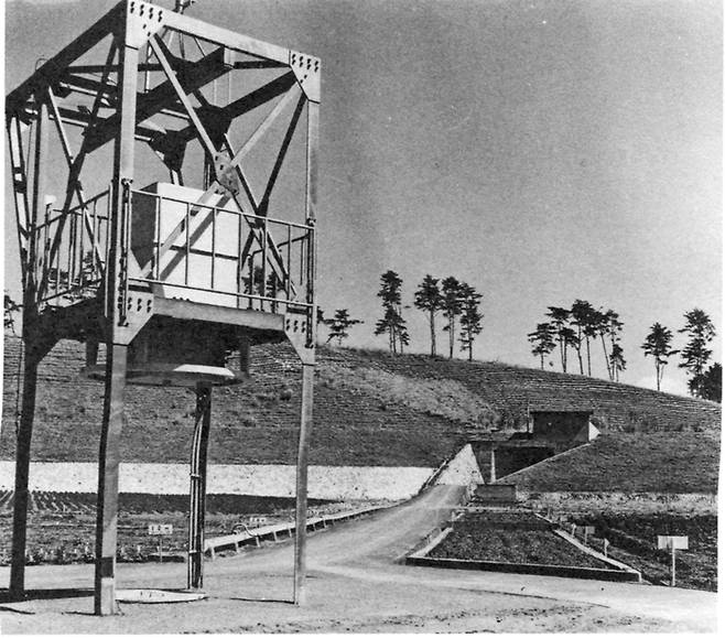 1967년 일본의 국립방사선육종장에 방사선탑이 서 있다. 이곳에서는 식물에 대한 방사선의 효과를 연구했다. 너머북스 제공