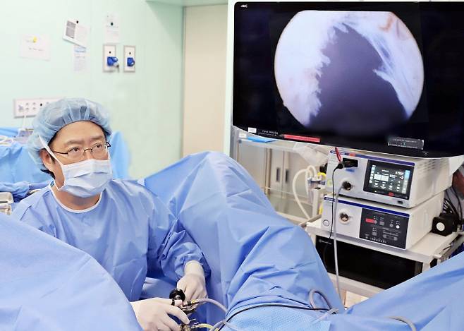 김현우 교수가 전립선비대증 홀렙 수술을 하고 있다. 은평성모병원 제공