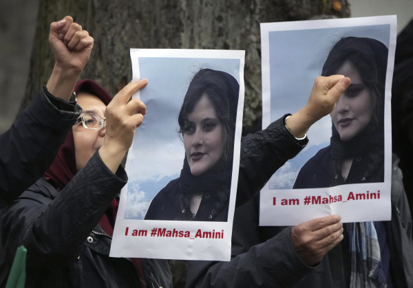 독일 베를린 이란 대사관 앞에서 ‘이란국민저항위원회’(NCRI)의 망명 이란인들이 히잡을 쓰지 않았다는 이유로 경찰에 체포된 22세 여성 마흐사 아미니가 의문사한 사건에 대한 진상조사 등을 촉구하며 시위를 벌이고 있다. 연합뉴스
