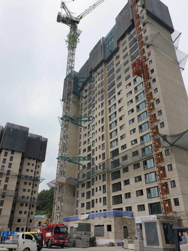 A 씨가 올라가있던 부산 남구의 한 아파트 공사현장 크레인의 모습. 독자 제공