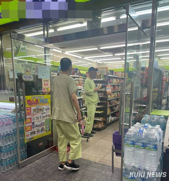 한 병원 내부에 위치한 편의점. 환자들로 북적이고 있다. 사진=박선혜 기자