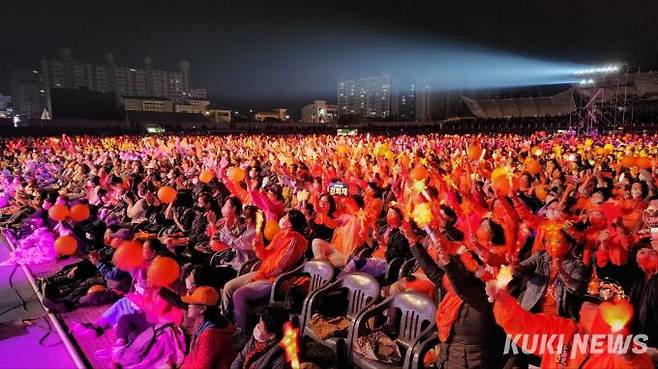 30일 강원 횡성군 횡성종합경기장에서 열린 제18회 횡성한우축제 개막식을 가득 메운 인파들이 환호성을 지르고 있다. 