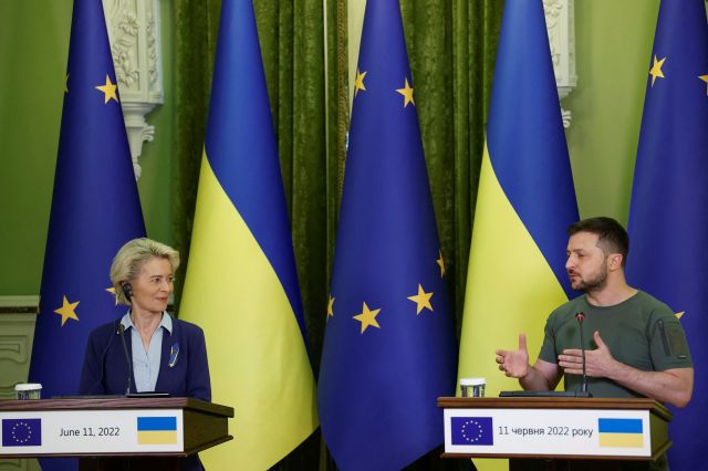 우르줄라 폰데어라이엔 EU 집행위원장과 볼로디미르 젤렌스키 우크라이나 대통령이 지난 6월 11일(현지시간) 우크라이나 키이우(키예프)에서 공동성명을 하고 있다. 로이터연합뉴스