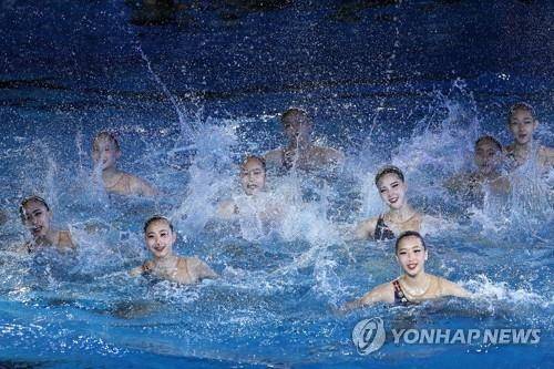 2019 광주세계수영선수권대회 아티스틱 수영 갈라쇼에서 한국 대표팀 선수들과 수영 꿈나무들에 함께 연기를 펼치는 모습. [연합뉴스 자료사진]