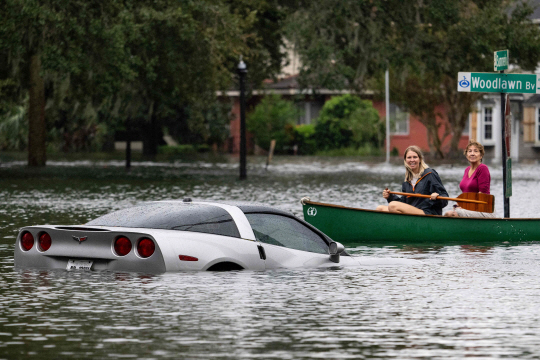 29일(현지시간) 허리케인 ‘이언’의 폭우로 미국 플로리다주 주민들이 보트를 타고 대피하고 있다. AFP·연합뉴스