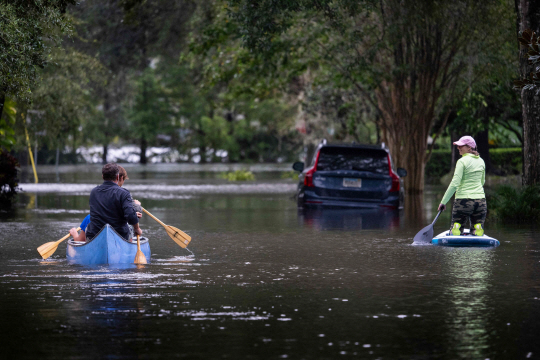 29일(현지시간) 허리케인 ‘이언’의 폭우로 미국 플로리다주 주민들이 보트를 타고 대피하고 있다. AFP·연합뉴스