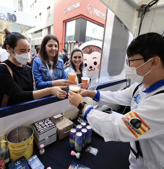 서울 명동에서 열린 맥주 페스티벌에 참여한 외국인 관광객들 [연합]