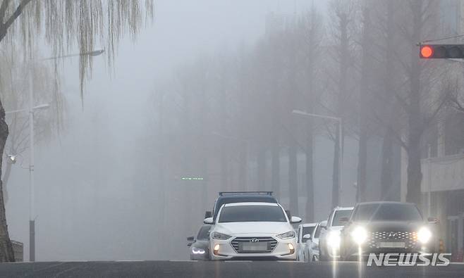 [전주=뉴시스] 김얼 기자 = 전북 전주천 일대에 안개가 짙은 껴 차량들이 거북이 운행을 하고 있다.