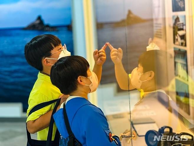 [서울=뉴시스] '아름다운 우리 땅 2022년도 독도탐방' 참가자들이 울릉도에 위치한 독도박물관에서 전시품을 관람하는 모습.