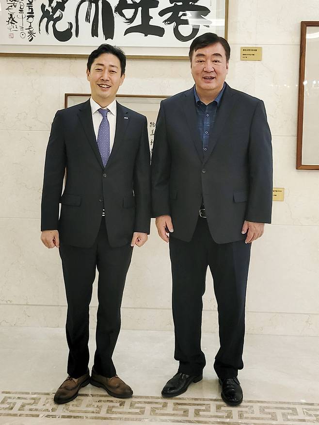 [서울=뉴시스] 윤형중(왼쪽) 한국공항공사 사장이 30일 서울 중구 주한 중국 대사관에서 싱하이밍 주한 중국대사를 예방해 기념촬영을 하고 있다. (사진=한국공항공사 제공) 2022.09.30. photo@newsis.com *재판매 및 DB 금지