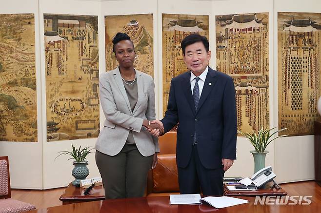 [서울=뉴시스]김진표 국회의장이 30일 달릴라 야스민 암리 수에드 주한 르완다 대사를 접견하고 있다. (사진=국회 제공) 2022.09.30.