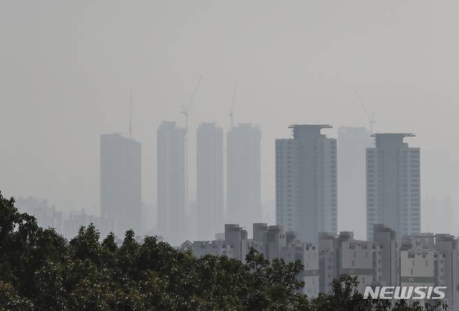 [서울=뉴시스] 김근수 기자 = 서울 지역 초미세먼지가 한때 나쁨을 기록한 30일 오후 서울 강북구 북서울꿈의 숲 전망대에서 바라본 서울 시내가 뿌옇게 보이고 있다. 2022.09.30. ks@newsis.com