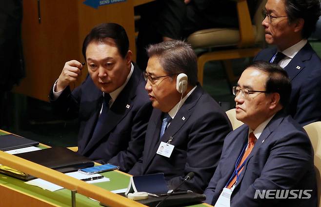 [뉴욕=뉴시스] 홍효식 기자 = 윤석열 대통령이 20일(현지시간) 뉴욕 유엔 총회장에서 박진 외교부 장관과 대화하고 있다. 2022.09.21. yesphoto@newsis.com