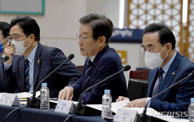 [무안=뉴시스] 김혜인 기자 = 이재명 더불어민주당 대표가 30일 오전 전남 무안군 전남도청 4층 왕인실에서 열린 예산정책협의회에서 발언하고 있다. 2022.09.30.hyein0342@newsis.com