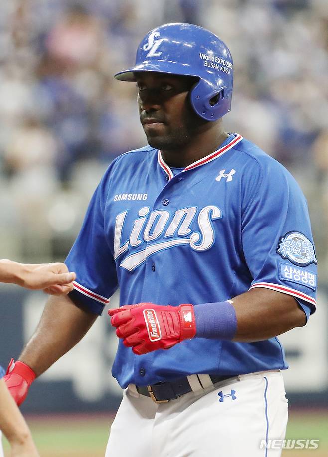 [서울=뉴시스] 조성우 기자 = 21일 오후 서울 구로구 고척스카이돔에서 열린 2022 KBO리그 삼성 라이온즈와 키움 히어로즈의 경기, 삼성 5회초 공격 선두타자 피렐라가 안타를 때리며 출루하고 있다. 2022.09.21. xconfind@newsis.com