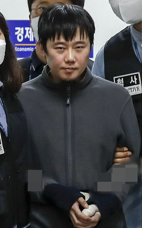 지난 21일 신당역 역무원 스토킹 살해 피의자 전주환이 남대문경찰서에서 검찰로 이송되고 있다.  (사진=연합뉴스)
