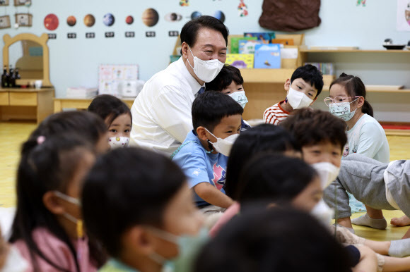 지난 27일 충남 세종시의 한 어린이집을 방문한 윤석열 대통령. 대통령실 제공