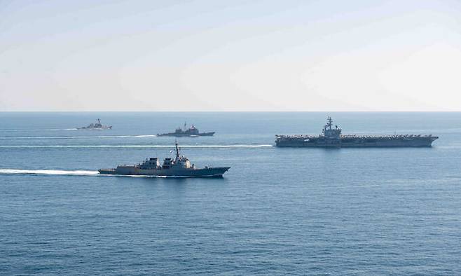 지난 29일 한미 연합 해상훈련에 참가한 한미 해군 함정들이 동해상에서 기동훈련을 하고 있다. 해군 제공