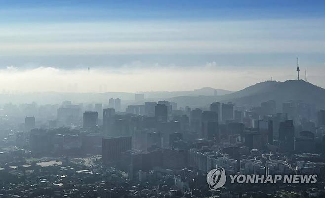 안개 깔린 서울 도심 서울 종로구 인왕산에서 바라본 서울 도심에 옅은 안개가 껴있다. [연합뉴스 자료사진]