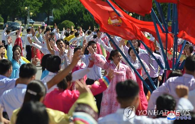 북한, 각지서 청년절경축 청년학생들 무도회 (평양 조선중앙통신=연합뉴스) 지난 28일 청년절경축 청년학생들의 무도회가 각지에서 열렸다고 조선중앙통신이 29일 보도했다. 2022.8.29 
    [국내에서만 사용가능. 재배포 금지. For Use Only in the Republic of Korea. No Redistribution] nkphoto@yna.co.kr