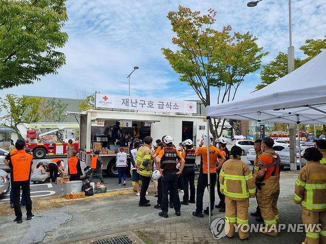 대전 현대아울렛 진화 소방대원을 위한 온정의 손길 (대전=연합뉴스) 대한적십자사 대전세종지부 봉사회 단원들이 30일 화재 참사가 일어난 대전 현대프리미엄아울렛에서 급식소를 열고 봉사하고 있다. 2022.9.30 [대한적십자사 대전세종지부 제공. 재판매 및 DB 금지] swan@yna.co.kr