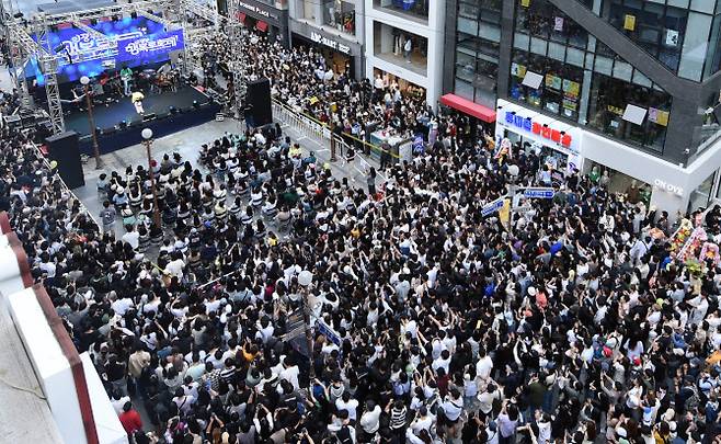 행복로축제가 열린 1일 의정부시 행복로 일원에 이날 하루동안 약 1만여 명의 인파가 몰렸다.(사진=의정부시 제공)