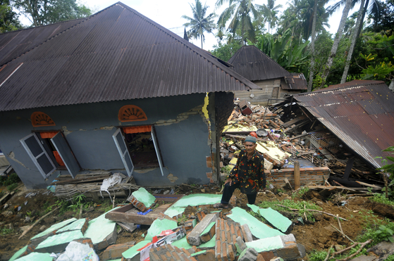 지난 2월 28일 인도네시아 수마트라섬 서부 해안에서 발생한 규모 6.2 지진으로 건물이 크게 훼손돼 있다. 〈사진=AP 연합뉴스〉