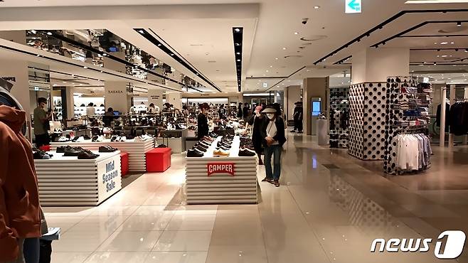 30일 오후 가을 정기세일에 돌입한 롯데백화점 소공동 본점에서 소비자들이 제품을 살펴보고 있다. ⓒ 뉴스1 박우영 기자
