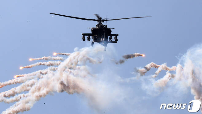 지난달 29일 충남 계룡대에서 열린 제74주년 국군의날 미디어데이 행사 중 육군 AH-64 아파치 헬기가 기동시범을 보이고 있다. 2022.10.1/뉴스1 ⓒ News1 박세연 기자