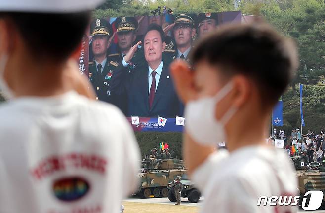 1일 오전 충남 계룡대 연병장에서 열린 제74주년 국군의 날 기념식에서 어린이들이 거수경례를 하고 있다. 2022.10.1/뉴스1 ⓒ News1 김기태 기자