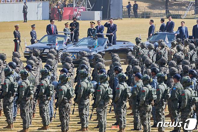 윤석열 대통령이 1일 충남 계룡대 대연병장에서 열린 제74주년 국군의 날 기념행사에서 장병들을 사열하고 있다. (대통령실 제공) 2022.10.1/뉴스1 ⓒ News1 안은나 기자