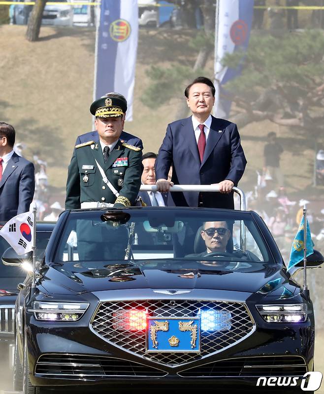 윤석열 대통령이 1일 오전 충남 계룡대 연병장에서 열린 제74주년 국군의 날 기념식에 참석해 열병식을 하고 있다. 2022.10.1/뉴스1 ⓒ News1 김기태 기자