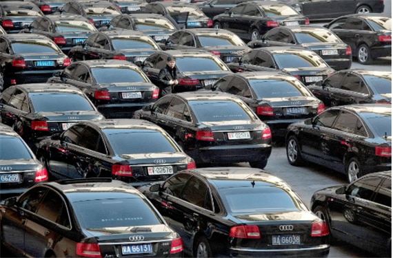 <2012년 11월 베이징 인민대회당 주차장에 주차된 아우디(Audi) A6 세단. 시진핑 정권은 고급 외국산 자동차의 관용 구매를 전면 금지했다. 사진/ Sim Chi Yin/nytimes.com>