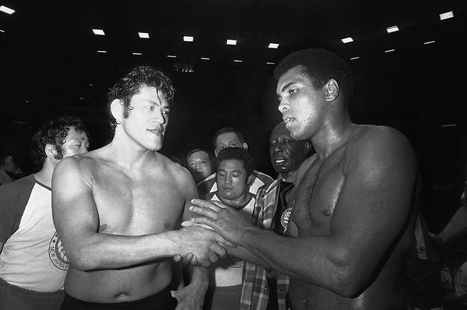 1976년 6월 26일 도쿄에서 열린 안토니오 이노키와 미국 헤비급 복서 무하마드 알리와의 경기에서 두 선수가 서로 악수하고 있다./AP 연합뉴스