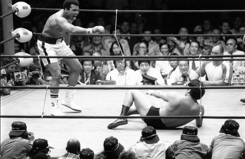 (도쿄 교도=연합뉴스) 안토니오 이노키(오른쪽)가 1976년 6월 16일 도쿄 일본무도관에서 프로 복싱 세계 헤비급 챔피언인 무하마드 알리와 이종 대결을 벌이고 있다. /연합뉴스
