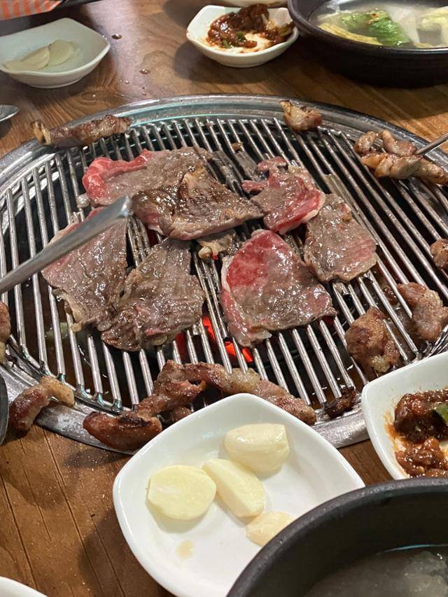 양념불고기. 간장으로 슴슴하게 간한 듯한데, 간이 딱 맞다. 군위 소고기의 풍미와 주인장의 손맛을 동시에 느낄 수 있는 별미 중의 별미다. 김민규 기자