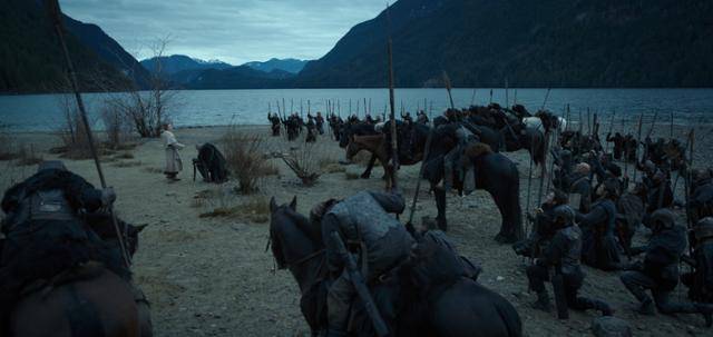 여왕 군대는 마녀사냥을 내세워 바바 보스 일행을 집요하게 추격한다. 알고 보면 종교가 아닌 사랑과 광기가 빚어낸 일이다. 애플TV플러스 제공