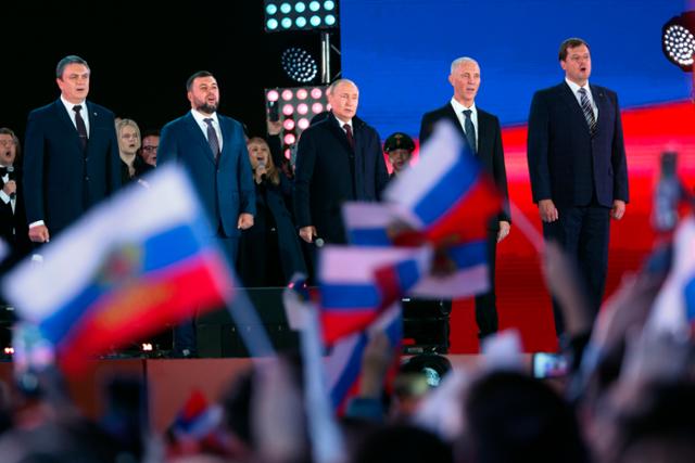 블라디미르 푸틴(왼쪽 세 번째) 러시아 대통령이 지난달 30일 모스크바 붉은광장에서 우크라이나 점령지 강제 병합을 축하하는 행사에 참석하고 있다. 모스크바=스포트니크 AP 연합뉴스