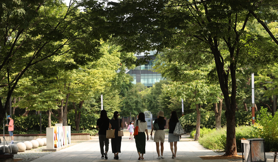 저자는 피부 마이크로바이옴 건강에 도시 공원의 역할을 강조한다. 사진은 서울숲. [연합뉴스]
