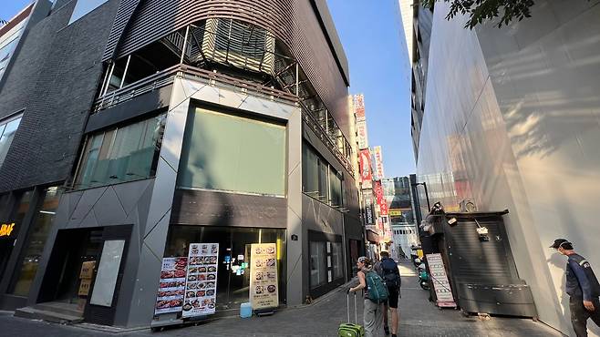 코로나로 장기 공실 중인 상가(좌측)와 이를 계기로 리모델링 중인 상가(우측)의 모습이다.