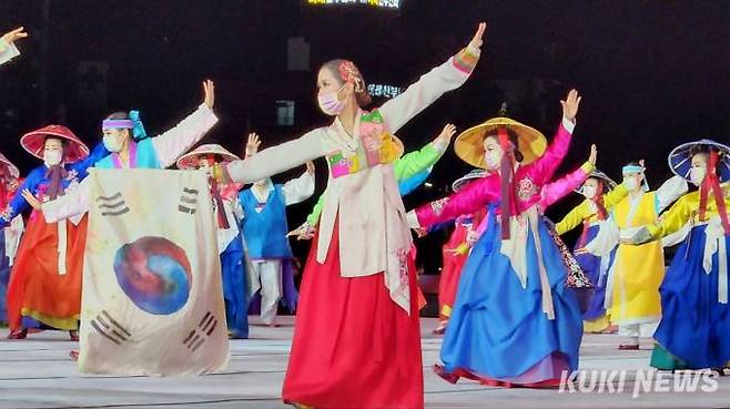 1일 강원 원주시 댄싱공연장 특설무대에서 열린 2022 원주 다이내믹댄싱카니발에 참가한 국내 경연팀이 흥겨운 공연을 선보이고 있다. 