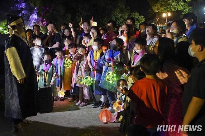 1일 오후 전북 남원시 광한루원에서 열린 '2022 남원 문화재야행'을 찾은 어린이들이 공연을 관람하고 있다.