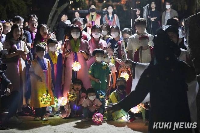 1일 오후 전북 남원시 광한루원에서 열린 '2022 남원 문화재야행'을 찾은 어린이들이 공연을 관람하고 있다.